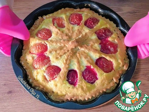 Пирог с творожной начинкой и сливой