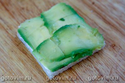 Канапе на шпажках с красной рыбой, авокадо и красной икрой Канапе на шпажках с красной рыбой, авокадо и красной икрой