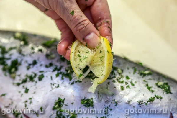 Пангасиус в духовке, запеченный целиком с лимоном и зеленью Пангасиус в духовке, запеченный целиком с лимоном и зеленью