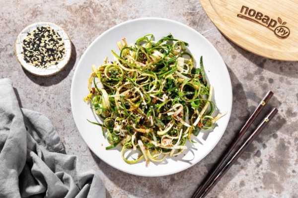 Корейский салат из зеленого лука Корейский салат из зеленого лука