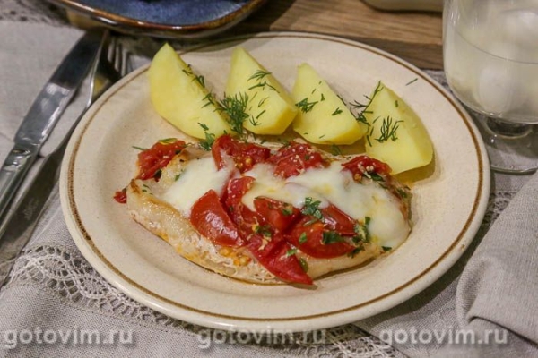 Свиные отбивные, обжаренные в мультиварке с помидорами и моццарелой