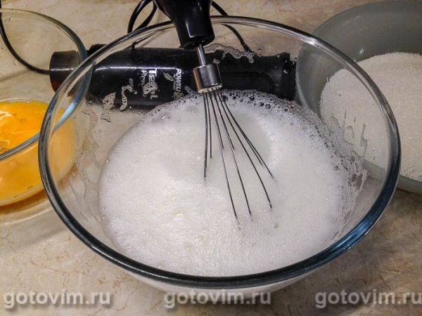 Бисквитный рулет с клюквой, яблоками и апельсином