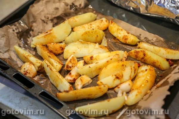 Картофель в духовке, запеченный с чили, чесноком и пряностями Картофель в духовке, запеченный с чили, чесноком и пряностями