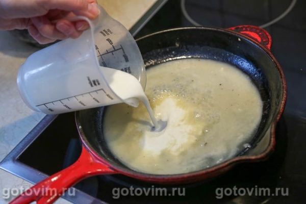 Сырники с изюмом, тушенные с медом и сметаной Сырники с изюмом, тушенные с медом и сметаной