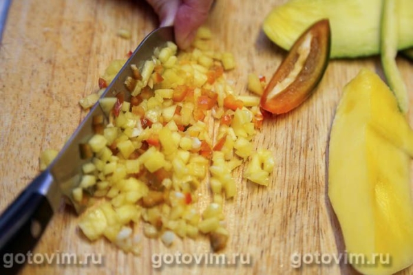 Рулет из свиной грудинки  с манго и перцем чили Рулет из свиной грудинки  с манго и перцем чили