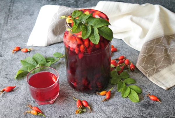 Компот из шиповника и черной смородины на зиму Компот из шиповника и черной смородины на зиму