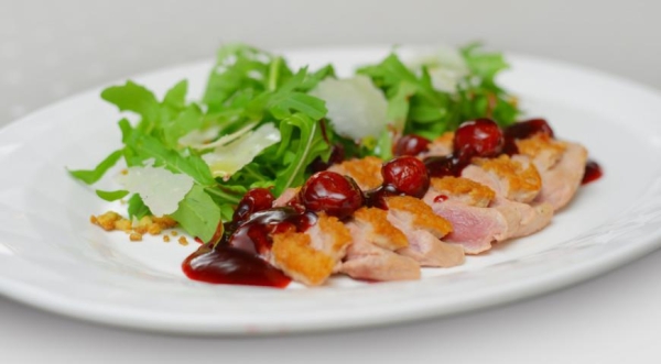 Теплый салат с утиной грудкой, рукколой и вишневым соусом, пошаговый рецепт с фото на 2663 ккал