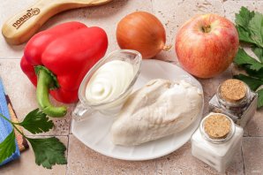 Салат с курицей, перцем и яблоком Салат с курицей, перцем и яблоком