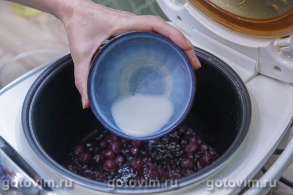 Стейки из свиной шеи с виноградом в мультиварке