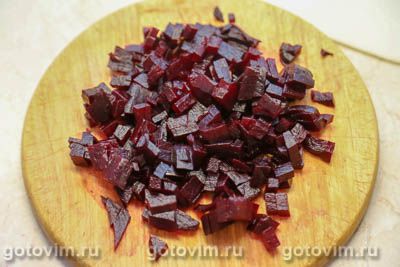 Салат из консервированного тунца со свеклой и плавленым сырком