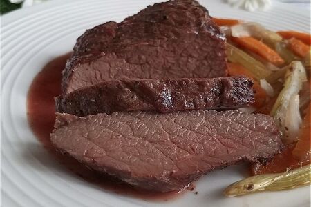 Ростбиф со сливочным маслом на овощной подушке #пушкинкулинар Ростбиф со сливочным маслом на овощной подушке #пушкинкулинар