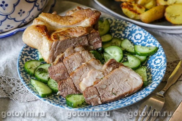 Свиная корейка, шпигованная чесноком и запеченная в фольге Свиная корейка, шпигованная чесноком и запеченная в фольге