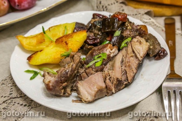 Свинина, запеченная с баклажанами и виноградом Свинина, запеченная с баклажанами и виноградом