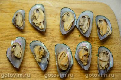 Мидии в створках под корочкой из сухарей и сыра с голубой плесенью