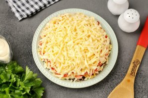 Слоёный салат с тунцом, помидорами, сыром и яйцами Слоёный салат с тунцом, помидорами, сыром и яйцами