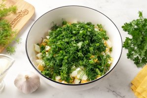 Салат с яйцом, сыром, кукурузой и огурцом