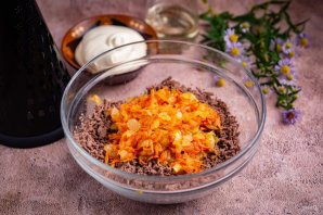 Печень с морковью и луком