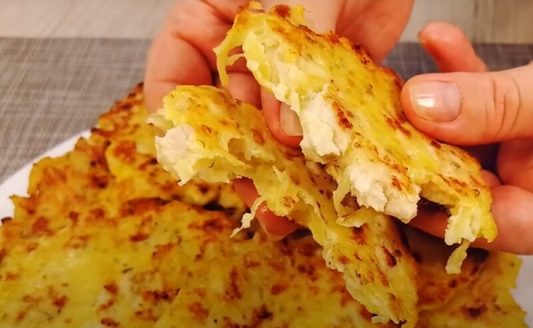 Что может быть проще и вкуснее: сочные лепешки из куриного мяса и картофеля. Потрясающий ужин на сковороде