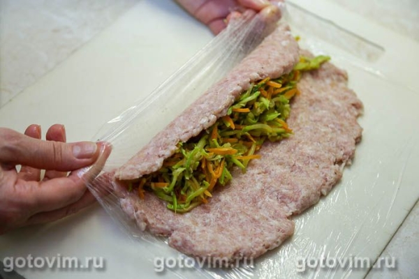 Рулет из мясного фарша с кабачками в беконе