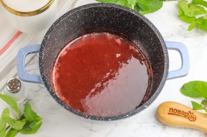 Жареный камамбер с брусничным соусом Жареный камамбер с брусничным соусом