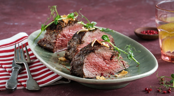 Запеченная говяжья вырезка, пошаговый рецепт с фото на 508 ккал