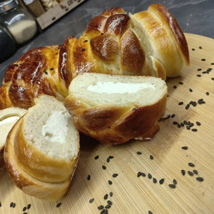 Рулет на дрожжевом тесте с творогом