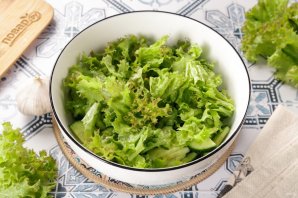 Салат с морским коктейлем