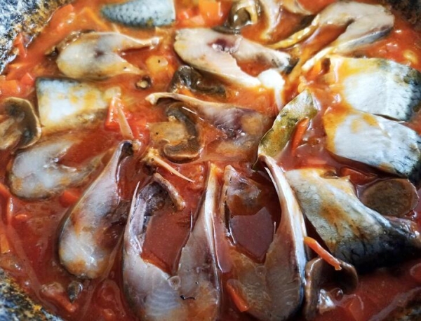 Тушеная сельдь с овощами и шампиньонами Тушеная сельдь с овощами и шампиньонами