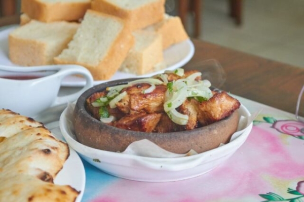 Маринованный лук с зеленью укропа