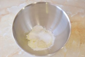 Медовик с клубникой и сметанным кремом Медовик с клубникой и сметанным кремом