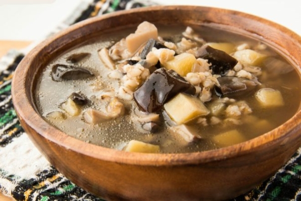 Суп с сушеными грибами и перловкой в мультиварке Суп с сушеными грибами и перловкой в мультиварке