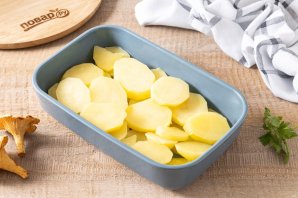 Лисички, запеченные в сметане с картофелем Лисички, запеченные в сметане с картофелем