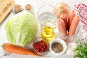 Тушеная капуста с сосисками Тушеная капуста с сосисками