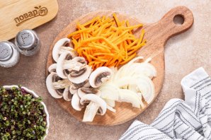 Суп с фунчозой и шампиньонами Суп с фунчозой и шампиньонами