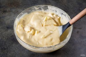 Шарлотка с яблоками и корицей