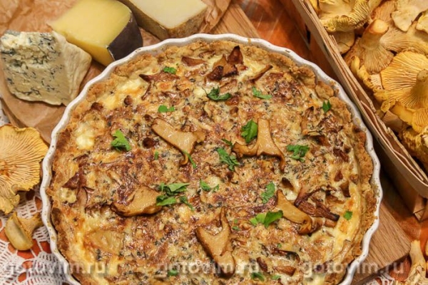 Киш с лисичками и сыром с голубой плесенью Киш с лисичками и сыром с голубой плесенью