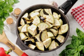 Баклажаны, жаренные с перцем и помидорами Баклажаны, жаренные с перцем и помидорами