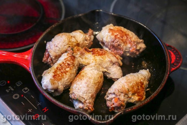 Рулетики из свинина с фаршем, тушенные в овощном соусе Рулетики из свинина с фаршем, тушенные в овощном соусе