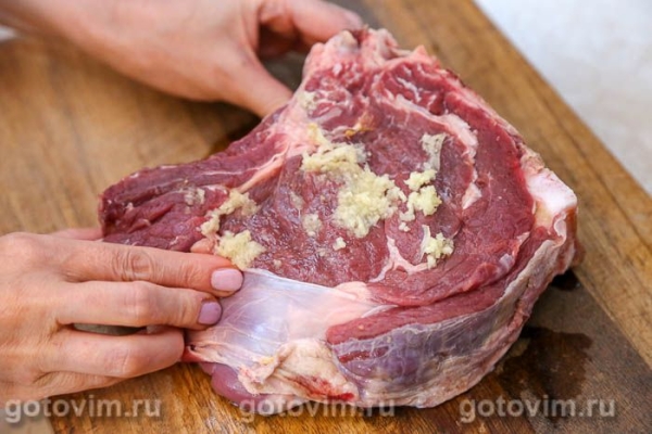 Говядина с шалфеем, запеченная в рукаве