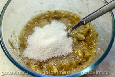 Постные рогалики из бананового теста с арахисом