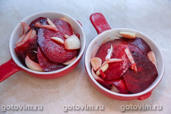 Запеченная свекла с чесноком, луком и перцем чили Запеченная свекла с чесноком, луком и перцем чили