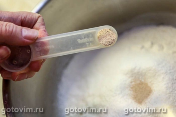 Толстые блины на сухих дрожжах со сливочным маслом