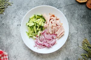Салат из копченой куриной грудки с фасолью и огурцом Салат из копченой куриной грудки с фасолью и огурцом