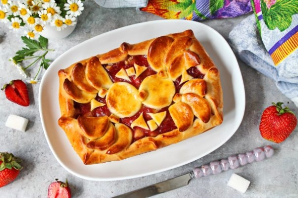 Пирог с клубникой и ревенем