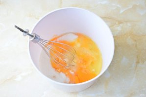 Медовик с клубникой и сметанным кремом Медовик с клубникой и сметанным кремом