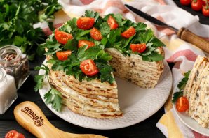 Мясной закусочный торт с грибами и маринованными огурцами Мясной закусочный торт с грибами и маринованными огурцами