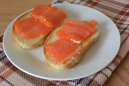 Тосты с красной рыбой и яйцом пашот Тосты с красной рыбой и яйцом пашот