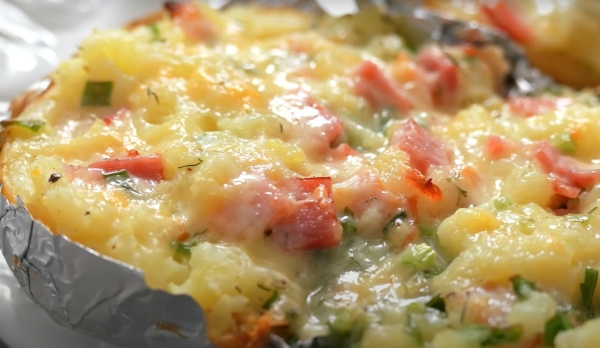 Картофель с беконом в духовке. Простое, но невероятно ароматное и сытное блюдо Картофель с беконом в духовке. Простое, но невероятно ароматное и сытное блюдо