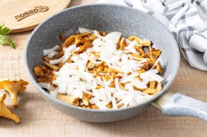 Лисички, запеченные в сметане с картофелем Лисички, запеченные в сметане с картофелем