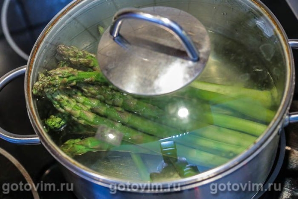 Куриная грудка со спаржей, чесноком и сливочным маслом Куриная грудка со спаржей, чесноком и сливочным маслом